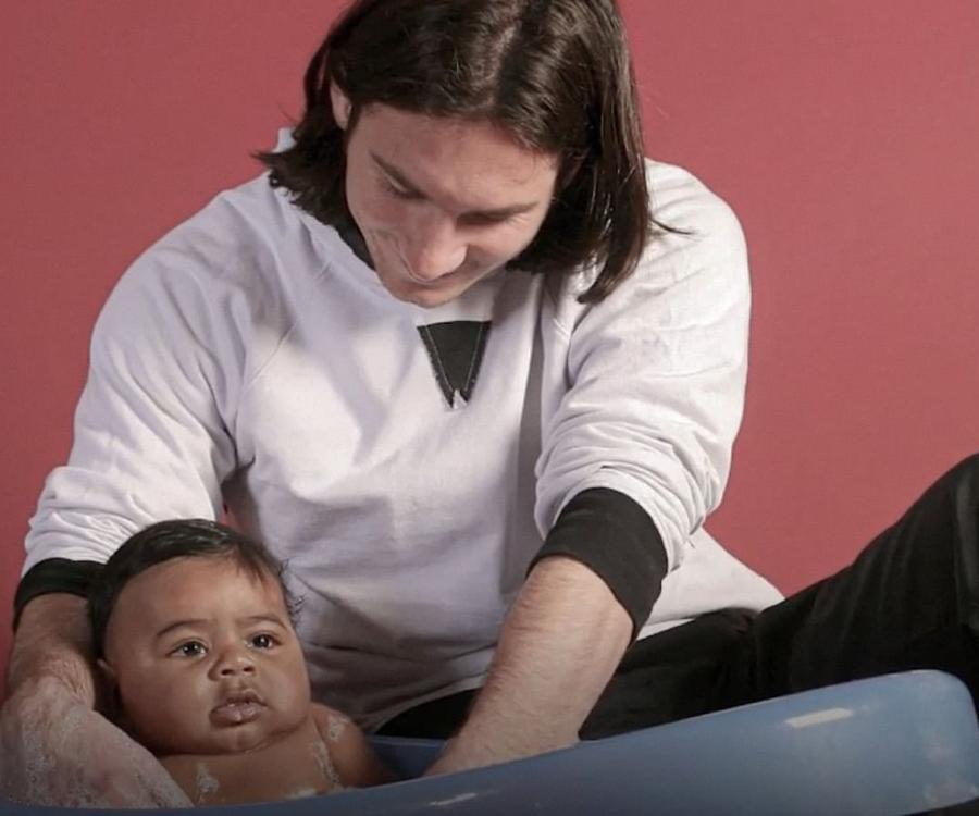 Bebelușul Lamine Yamal și Leo Messi la băiță Foto: / X Barça Insider Fotograful celebrei poze cu Messi făcându-i baie bebelușului Lamine Yamal: „Nici nu știa cum să-l țină în brațe!”