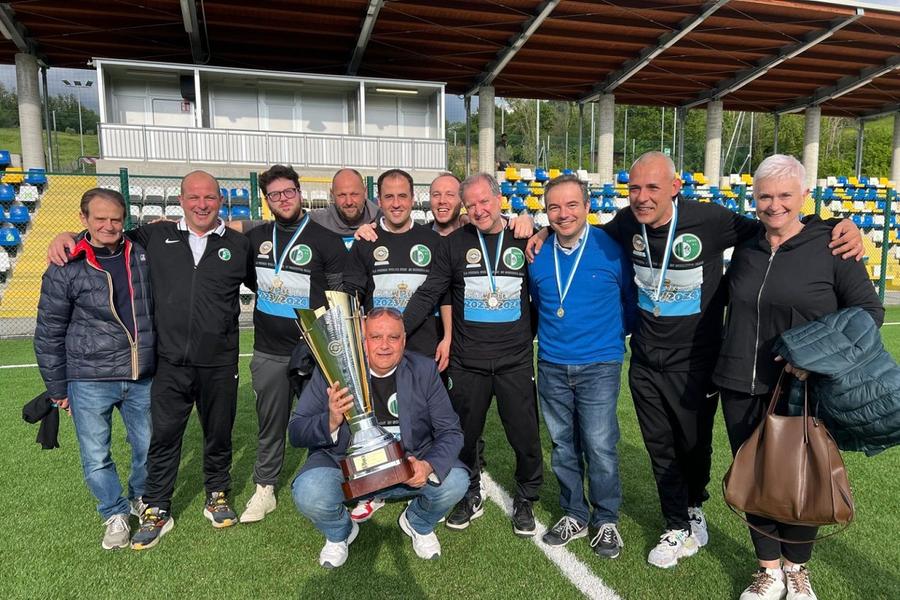 Președintele lui Virtus, Pier Domenico Giulianelli, cu trofeul, alături de staff-ul tehnic și angajați ai clubului. Foto: Virtus Aquaviva Președintele lui Virtus, topograf freelancer, a dialogat cu GSP: „Steaua ne onorează, e o linie de sosire dublă”. Ce obiective are clubul din San Marino