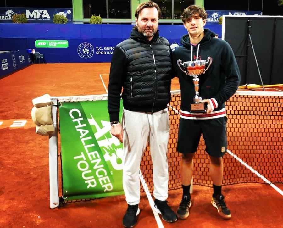 Lorenzo Musetti și antrenorul său, Simone Tartarini, după finala pierdută la un challenger în Turcia, în 2015 Foto: Instagram Lorenzo Musetti, pentru prima dată în „sferturi” la un Grand Slam și semnificația tatuajelor: „Familia mă susține, la fel ca o ancoră”