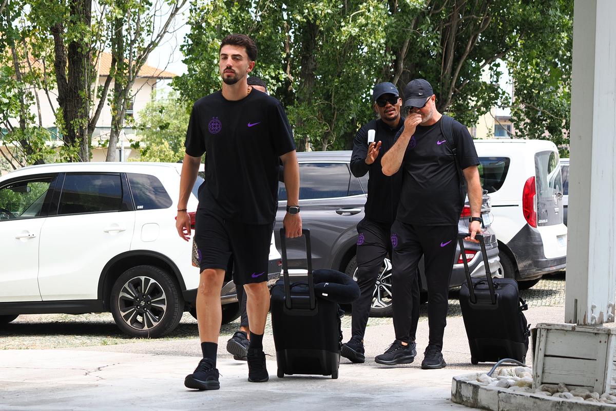 Vizită-blitz în San Marino » FCSB a ajuns azi la Rimini cu o cursă charter și se va întoarce imediat după meci în România + Cum arată hotelul în care stă și ce jucători lipsesc