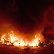 Violențele au izbucnit aseară în Paris, între fanii extremei stânga Frontul Național și forțele de ordine, foto: Imago