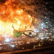 Violențele au izbucnit aseară în Paris, între fanii extremei stânga Frontul Național și forțele de ordine, foto: Imago