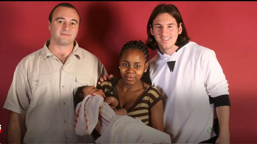 Lamine Yamal, mama Sheila Ebana, Messi și fotograful Joan Montfort / Foto: X Barça Insider Fotograful celebrei poze cu Messi făcându-i baie bebelușului Lamine Yamal: „Nici nu știa cum să-l țină în brațe!”