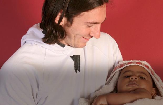 Povestea emoționantă din spatele unei poze istorice » Leo Messi ține în brațe un bebeluș de cinci luni pe nume Lamine Yamal! „A fost începutul pentru două legende!”