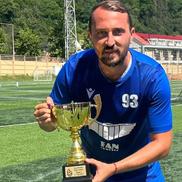 Răzvan Cazacu în prezent, cu trofeul cucerit la minifotbal / Sursă foto: Facebook