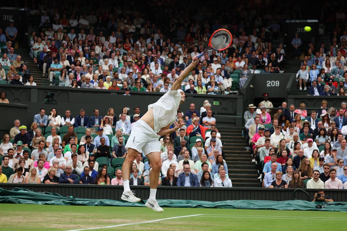 Revenire de senzație la Wimbledon: a fost condus cu 2-0 la seturi, dar a reușit marea surpriză și va juca în „sferturi”