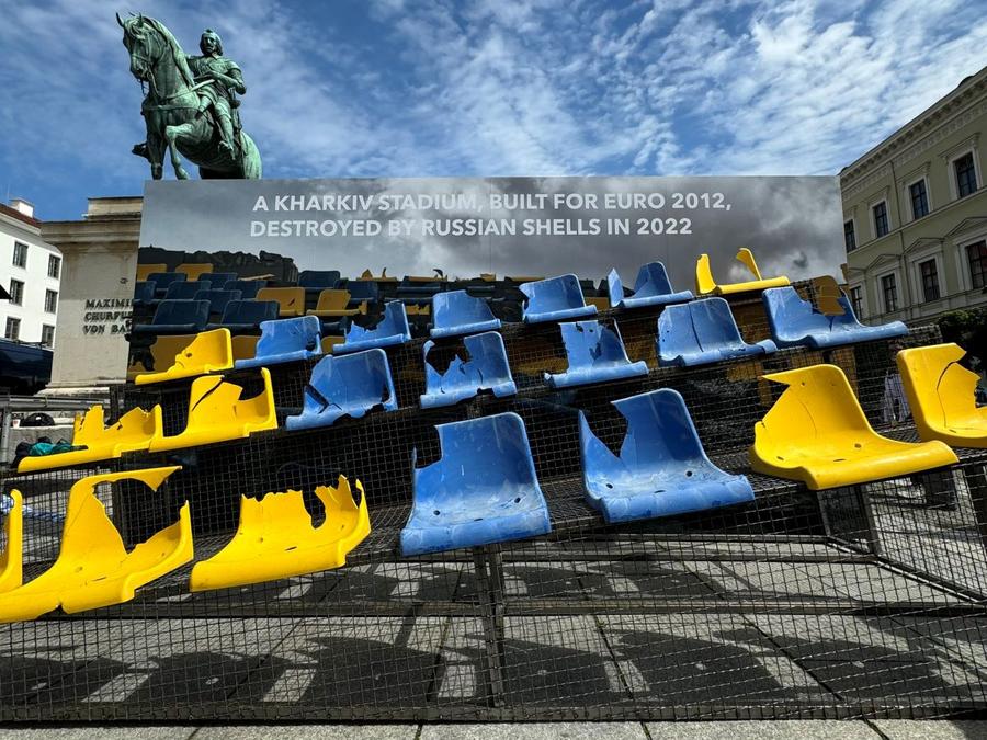 Imaginea de război a tribunei de la Harkov / Foto: X UAF Au adus la Euro 2024 o tribună bombardată de ruși. Pe unde se plimbă scaunele distruse de rachete!