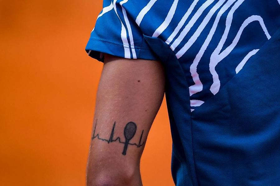 Lorenzo Musetti și tatuajul cu ritmul inimii sale Foto: Guliver/GettyImages Lorenzo Musetti, pentru prima dată în „sferturi” la un Grand Slam și semnificația tatuajelor: „Familia mă susține, la fel ca o ancoră”