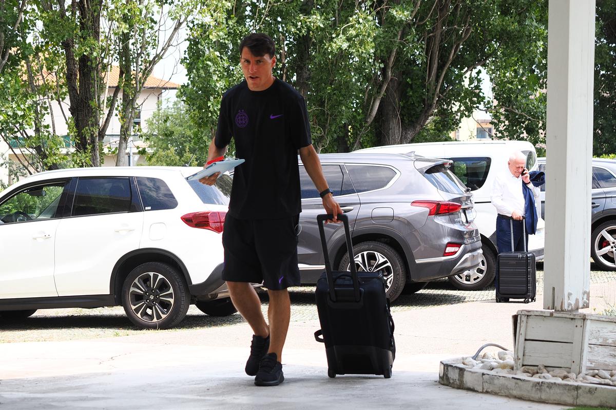 Vizită-blitz în San Marino » FCSB a ajuns azi la Rimini cu o cursă charter și se va întoarce imediat după meci în România + Cum arată hotelul în care stă și ce jucători lipsesc