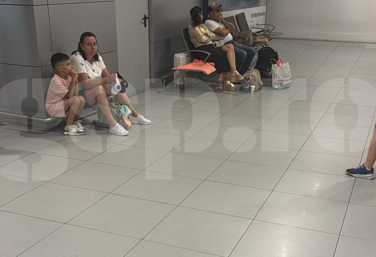 Scandal cât casa, azi, pe „Henri Coandă” » Fost fotbalist din prima ligă, captiv pe aeroport: „M-a luat Poliția de Frontieră, au zis că-mi dau amendă 4.000 lei! Lumea e revoltată, e haos!”