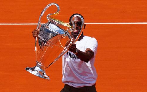 Ousmane Dembele, prezentând la Roland Garros trofeul Ligii Campionilor cucerit cu PSG / Foto: Imago