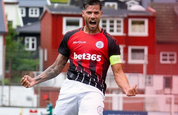 Prima surpriză din preliminariile Champions League » Echipa din Gibraltar a dat 3 goluri în 19 minute, într-un peisaj de basm