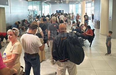 Scandal cât casa, azi, pe „Henri Coandă” » Fost fotbalist din prima ligă, captiv pe aeroport: „M-a luat Poliția de Frontieră, au zis că-mi dau amendă 4.000 lei! Lumea e revoltată, e haos!”
