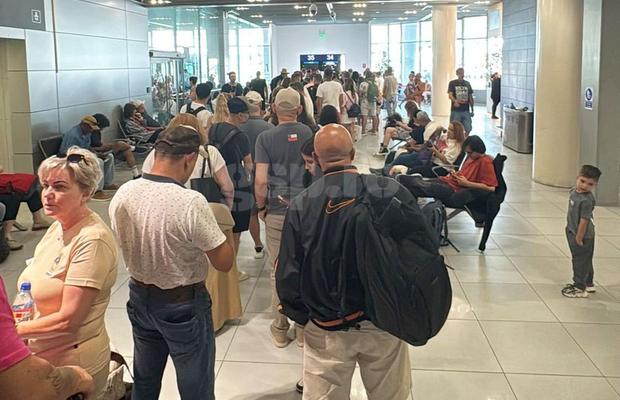Scandal cât casa, azi, pe „Henri Coandă” » Fost fotbalist din prima ligă, captiv pe aeroport: „M-a luat Poliția de Frontieră, au zis că-mi dau amendă 4.000 lei! Lumea e revoltată, e haos!”
