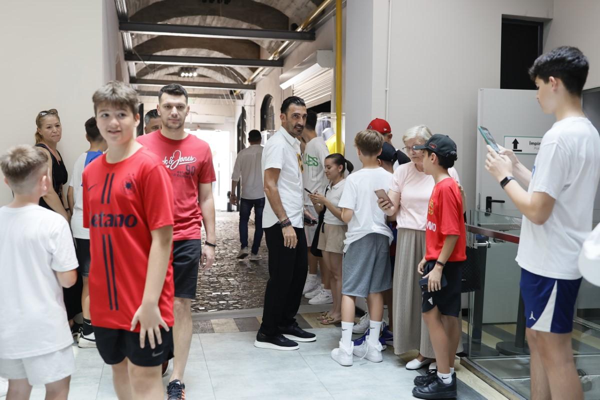 FCSB, conferință de presă și sesiune de autografe la Muzeul Fotbalului