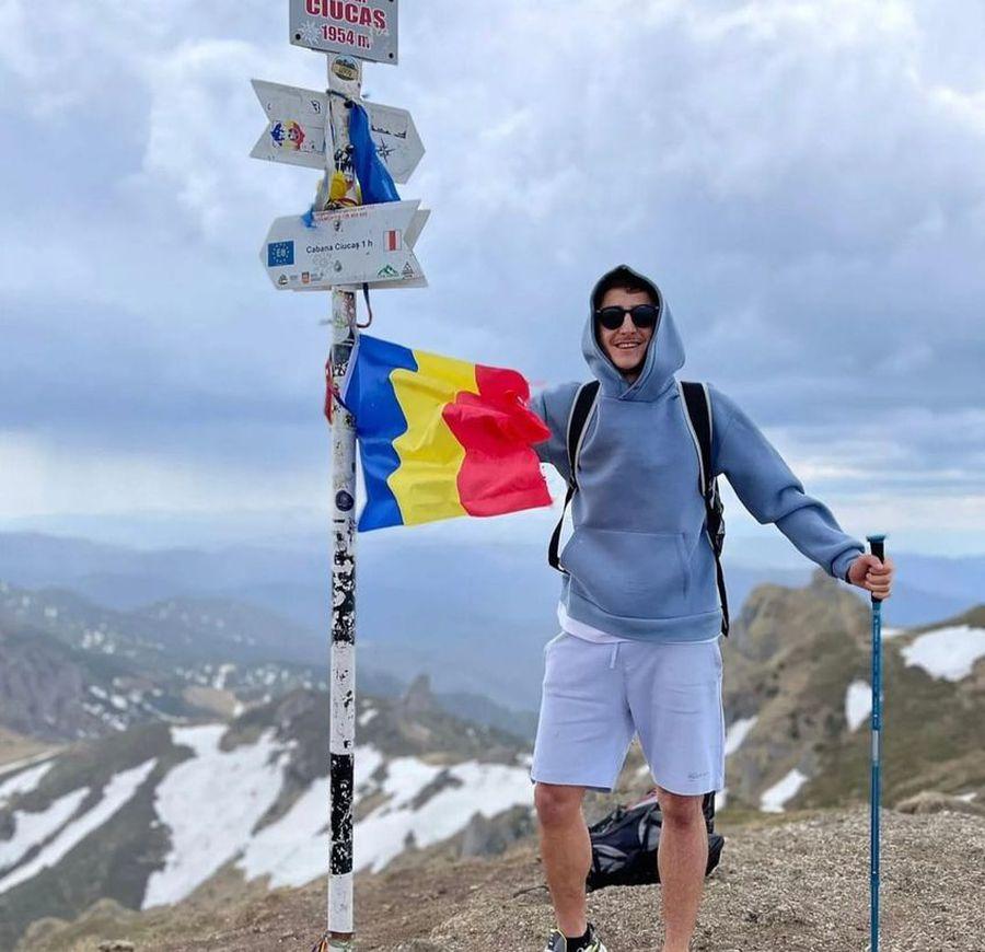 Victor Dican se relaxează în timpul liber în mijlocul naturii Dan Petrescu vrea „perla” lui Gică Hagi. A luat BAC-ul cu 9,96, a terminat două facultăți și a mers cu un avion privat la examen