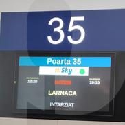 Imaginile de pe aeroportul Otopeni, după ce zborul spre Larnaca a fost amânt ore în șir