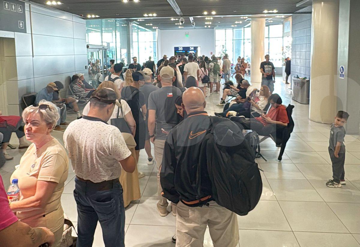 Scandal pe „Henri Coandă”: imagini sosite pe adresa redacției de la terminalul plecări de pe Otopeni