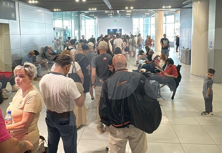 Imaginile de pe aeroportul Otopeni, după ce zborul spre Larnaca a fost amânt ore în șir