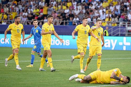 Victor Dican a jucat la toate naționalele de juniori ale României, a fost chemat și la prima reprezentativă de Mircea Lucescu