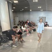 Imaginile de pe aeroportul Otopeni, după ce zborul spre Larnaca a fost amânt ore în șir