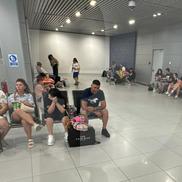 Imaginile de pe aeroportul Otopeni, după ce zborul spre Larnaca a fost amânt ore în șir