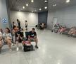 Imaginile de pe aeroportul Otopeni, după ce zborul spre Larnaca a fost amânt ore în șir