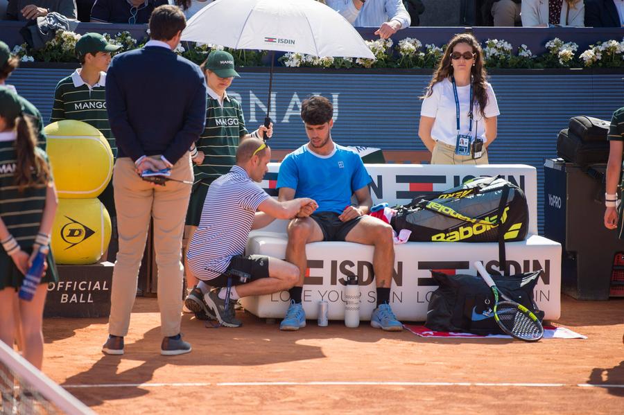 Carlos Alcaraz, tratat pentru accidentarea la încheietură în timpul turneului de la Barcelona 2026 Foto: Imago Images Carlos Alcaraz, foarte aproape să-și reia antrenamentele » Prima oprire vizată: Masters-ul 1000 din Canada