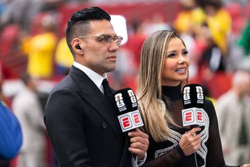 Radamel Falcao și jurnalista columbiană Melissa Martínez lucrează la ESPN la meciul din optimile de finală ale Cupei Mondiale 2026 dintre Elveția și Columbia, de la Vancouver / Foto: Imago