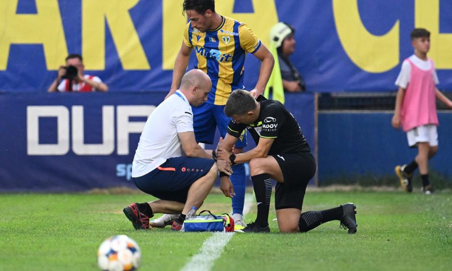 George Duță s-a accidentat în Metaloglobus - Petrolul / Foto: Sport Pictures Arbitrii se revoltă, cu 7 zile înainte de reluarea Superligii: „Ne apucăm de Uber! Câștigăm mai puțin decât un livrator și ne înjură toată lumea”