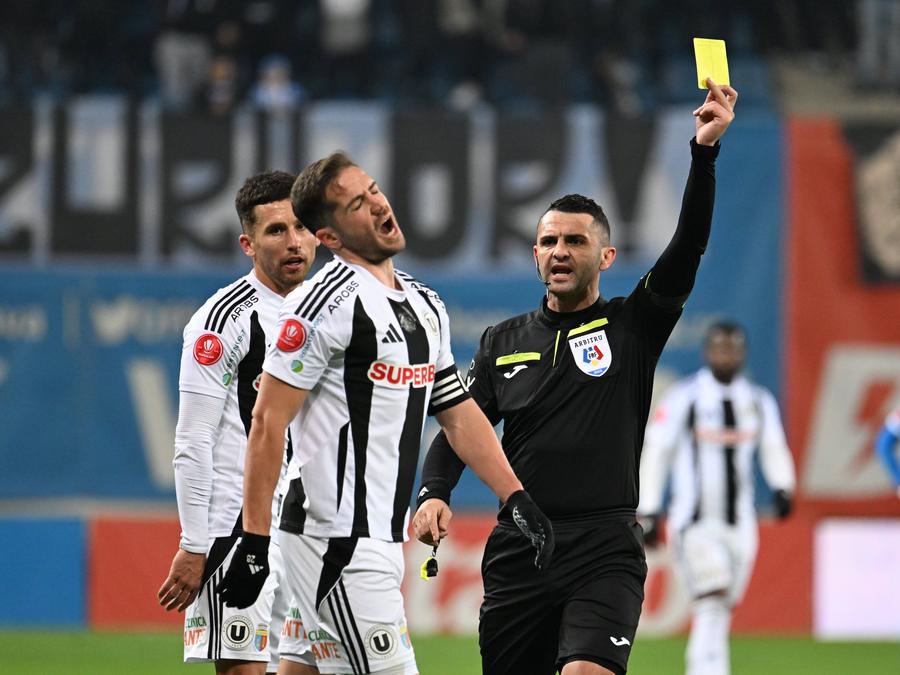 Iulian Călin, în timpul unui meci dintre Universitatea Craiova și U Cluj // foto: Imago Images Arbitrul înscris în partidul lui Emil Boc, delegat la Supercupa Craiova - U Cluj. Reacția oltenilor