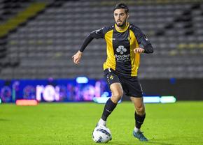 Victor Daguin semnând contractul cu Sepsi în cadrul prezentării oficiale a noilor Sepsi transferuri, Mihajlo Neskovic plecând de la club. | sursa foto: Gazeta Sporturilor