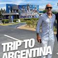 Murat Yakin, în timpul unei călătorii în Argentina, cu afișul cu Messi pe fundal. Acum îl va înfrunta în carne și oase. Foto: Instagram