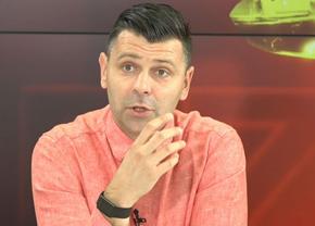 Raul Rusescu analizând discursul selecționerului Egiptului și arbitrajul la Mondial, în studioul GSP Live, cu expresie serioasă. | sursa foto: Gazeta Sporturilor