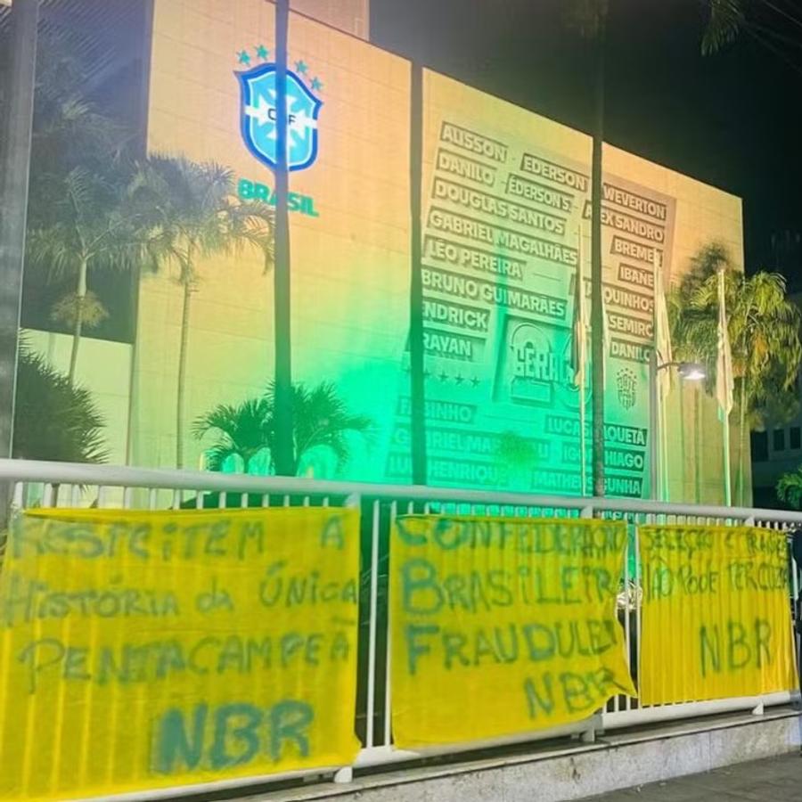 Gardurile și zidurile de lângă Confederația Braziliană de Fotbal au fost tapetate cu mesaje dure la adresa conducerii / Foto: Instagram Nucleo BR Protest după eliminarea Braziliei: „Respectați istoria singurei pentacampioane mondiale!”