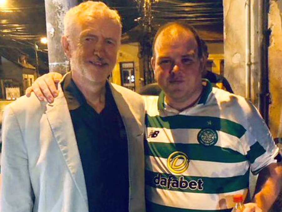 Apariție-surpriză la CFR - Celtic 1-1 » Liderul laburist Jeremy Corbyn a fost la meci! Ce jucător a remarcat politicianul + The Sun a titrat: „Autogol!”