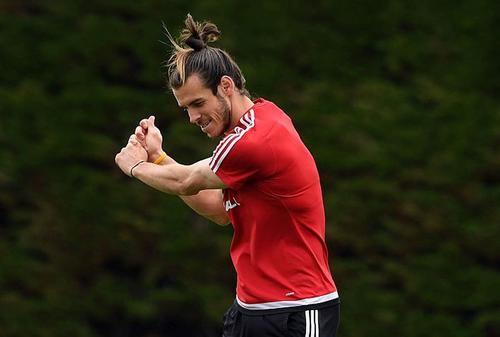 Zinedine Zidane, antrenorul lui Real Madrid, a anunțat joi că Gareth Bale nu a vrut să joace în meciul cu Manchester City. În timp ce francezul era în videoconferință la Manchester, mijlocașul galez își exersa loviturile la sportul său preferat