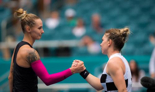 Polona Hercog, 1,85 m, și Simona Halep, 1,68 m, la finalul partidei de la Miami FOTO HEPTA