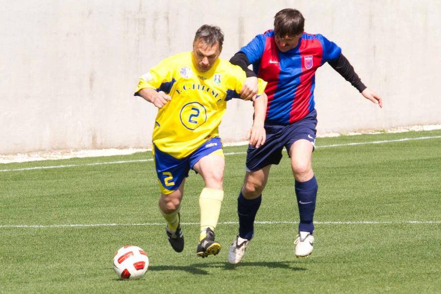 Premierul Ungariei Viktor Orban, stânga, în timp ce joacă fotbal Ce se întâmplă cu finanțarea de la Budapesta pentru fotbalul românesc? Ludovic Orban: „Nu poate fi acordată pe criterii etnice!”