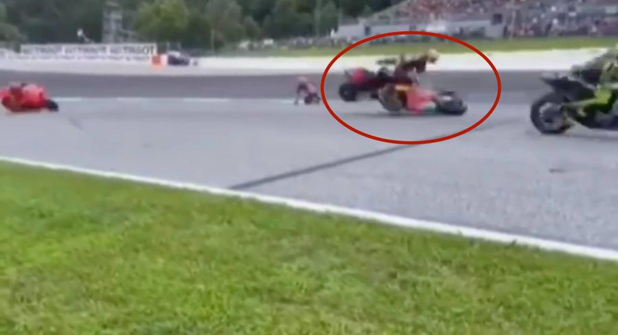 Imagini din infern în MotoGP! » Accident grav în Austria, motocicletele celor doi piloți au luat foc!