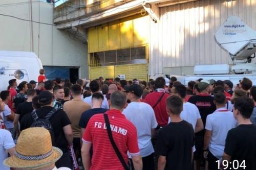 Suporterii lui Dinamo, lăsați în afara stadionului