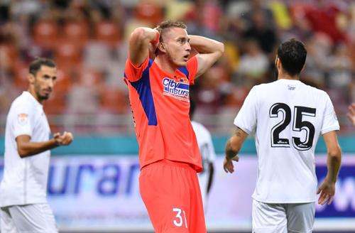 Ivan Mamut (24 de ani) nu a avut o primă repriză fericită la FCSB. A ratat o șansă uriașă, apoi l-a scăpat din marcaj pe Patricio Matricardi, la golul de 1-1.