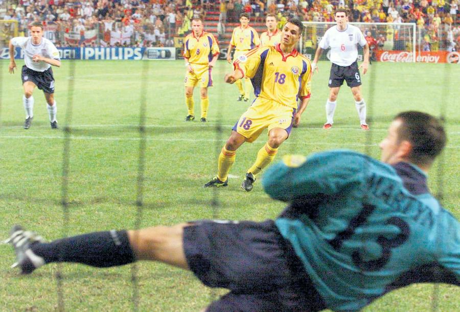Ganea a transformat cu mult calm penaltyul decisiv, după ce l-a trimis pe Martyn în partea opusă FOTO Imago EPISODUL 8: România - Anglia 3-2, la EURO 2000 » Meciul în care i-am scos Angliei fotbalul din cap: am avut 120 de pase și 17 șuturi în plus!