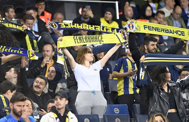 A venit nota de plată! Ce sancțiune a primit Fenerbahce după ce fanii au scandat numele lui Vladimir Putin