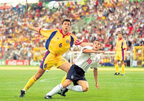 Michael Owen fără speranță în fața lui Gică Popescu FOTO Guliver/GettyImages