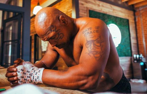 Mike Tyson îi acuză pe șefii unei platforme de streaming de discriminare: „Pentru ei sunt o «cioară» gata să fie vândută la licitație”