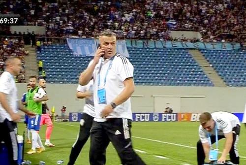 Adrian Mititelu, explicații despre telefonul dat pe bancă în timpul derby-ului FCU Craiova - CS Universitatea FOTO: Captură @Orange Sport