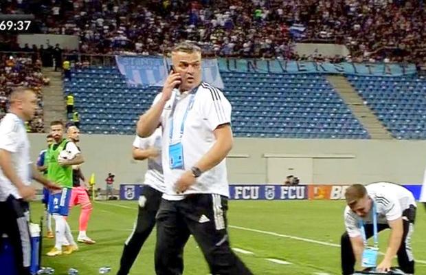 Adrian Mititelu, explicații despre telefonul dat pe bancă în timpul derby-ului FCU Craiova - CS Universitatea: „Vă dau cuvântul meu de onoare!”