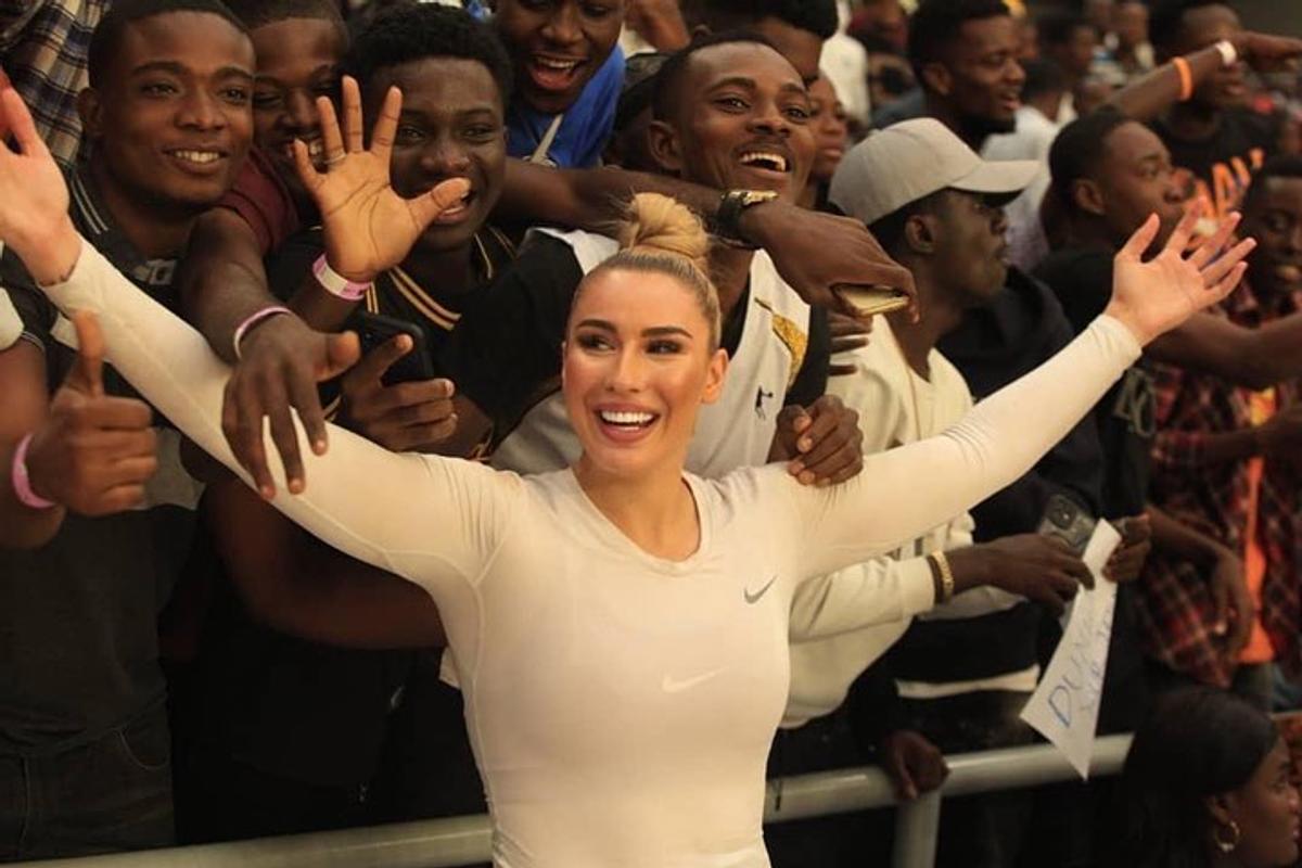 Sarah Dumitrescu, asaltată de fani în Congo! Isterie în tribune după ce și-a dat tricoul jos