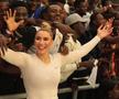 Sarah Dumitrescu, asaltată de fani în Congo! Isterie în tribune după ce și-a dat tricoul jos